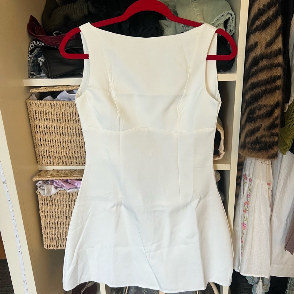 Elegant White Sleeveless Dress